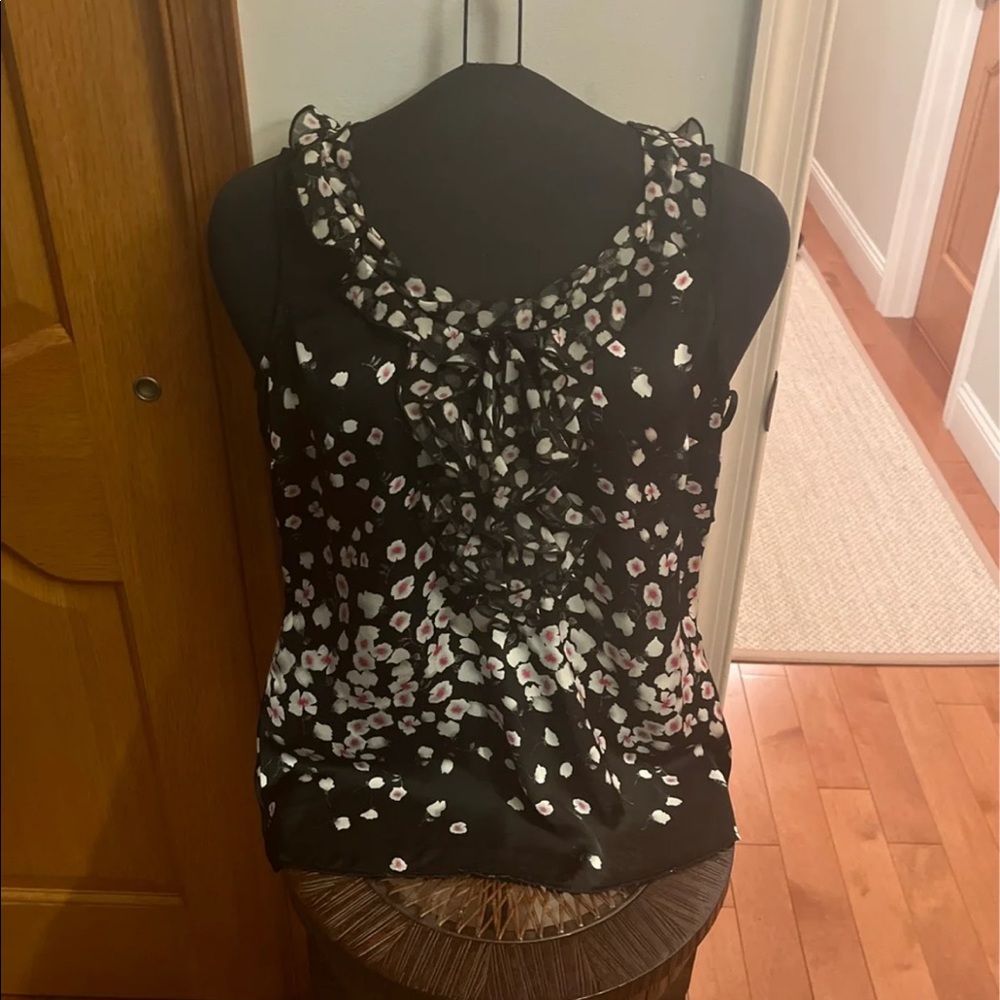 White House Black Market Beautiful Floral, Size Medium Top. Like New!!